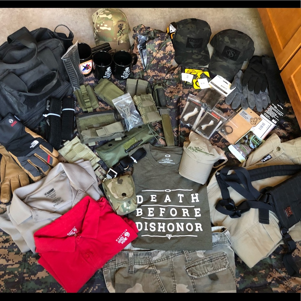 Lot/Bundle: Oakley, Tactical Tailor, Mt Hardware, North Face - list not photo